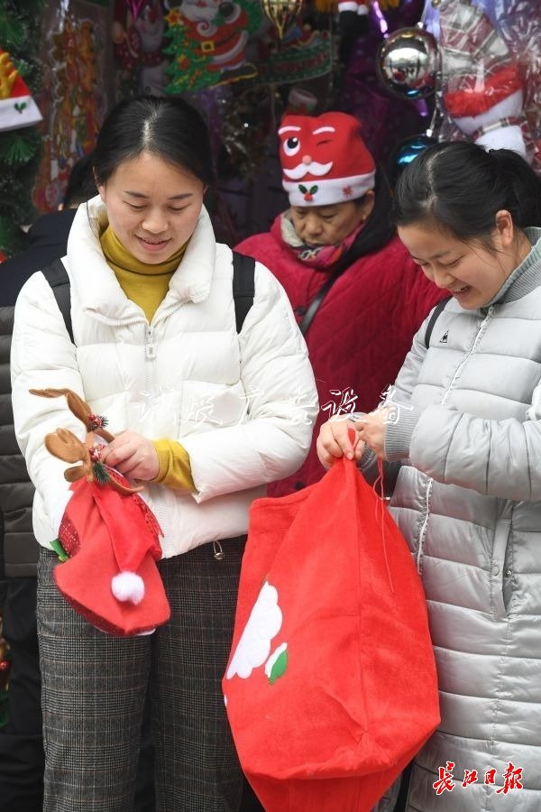 元旦臨近，節(jié)日太陽能垃圾桶飾品很“紅火”