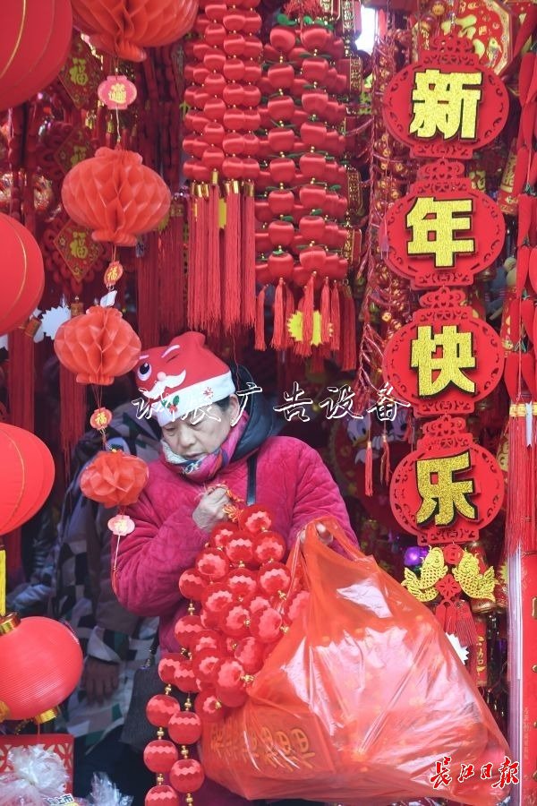 元旦臨近，節(jié)日太陽能垃圾桶飾品很“紅火”