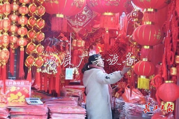 元旦臨近，節(jié)日太陽能垃圾桶飾品很“紅火”
