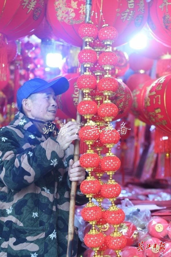 元旦臨近，節(jié)日太陽能垃圾桶飾品很“紅火”