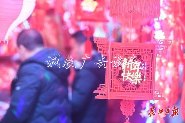元旦臨近，節(jié)日太陽能垃圾桶飾品很“紅火”