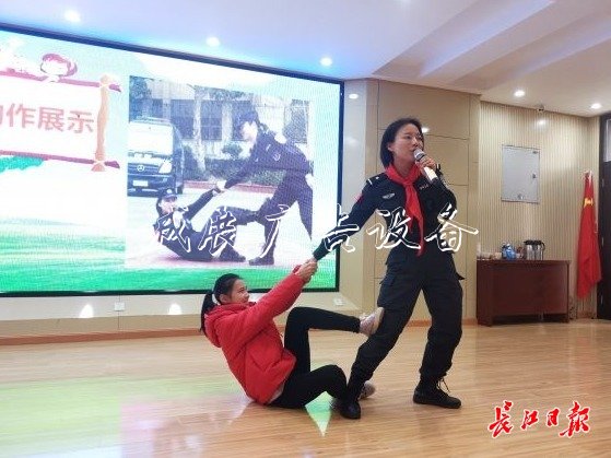 安全知識(shí)進(jìn)校園，滾動(dòng)燈箱特警的卡通課堂受熱捧