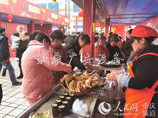 去“趕年節(jié)”買“雜指路牌拌兒”既辦年貨又扶貧
