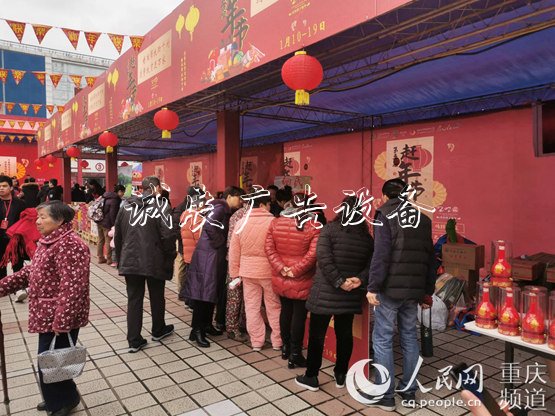 去“趕年節(jié)”買“雜指路牌拌兒”既辦年貨又扶貧