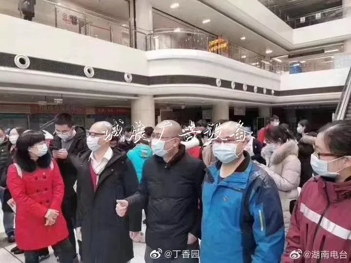 【你有多美】他戶外滾動(dòng)燈箱們在元宵前夕啟程