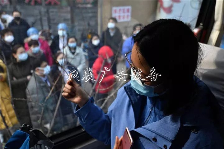 【你有多美】他戶外滾動(dòng)燈箱們在元宵前夕啟程