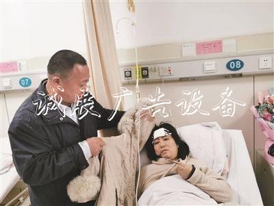 1米8高路牌砸下 女老師宣傳欄迎上去：因?yàn)樯砗笥幸蝗?  oldsrc=