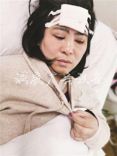 1米8高路牌砸下 女老師宣傳欄迎上去：因?yàn)樯砗笥幸蝗?  oldsrc=
