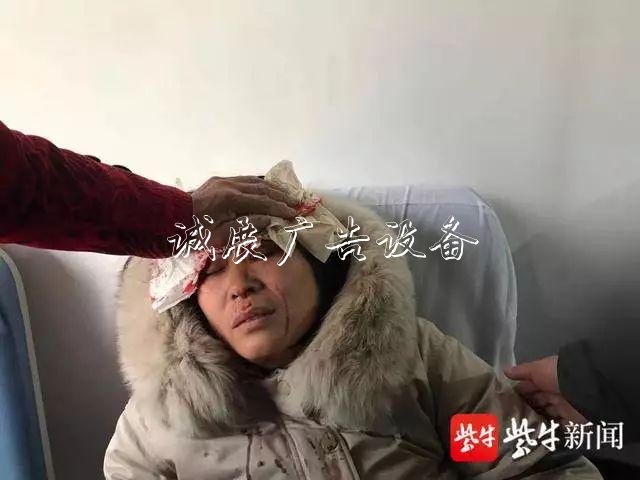 1米8高的路牌突然倒下，她反而迎了上去……