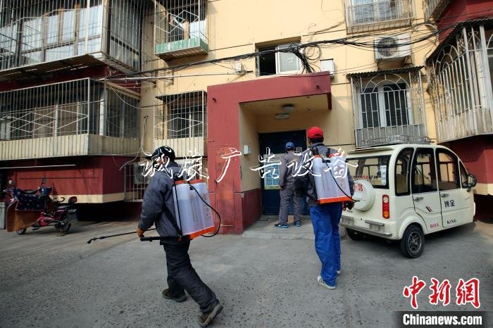 在北京通州玉橋南里南社區(qū)，清潔人員身背噴灑包，對社區(qū)內(nèi)的設(shè)施、犄角旮旯進行噴灑?！≈行律缬浾?盛佳鵬 攝