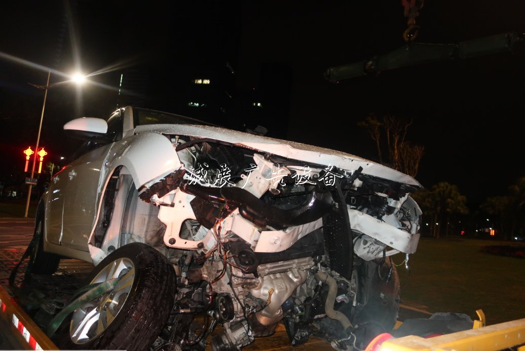昨晚，一小車騎廣告垃圾箱上東莞大道路牌桿