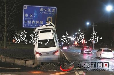 操作不當(dāng) 小轎滾動(dòng)式燈箱車騎上路牌桿