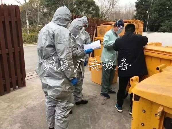 真硬漢！他們翻找醫(yī)垃圾收集亭廢垃圾箱，只為萬無一失
