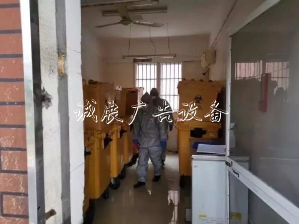 真硬漢！他們翻找醫(yī)垃圾收集亭廢垃圾箱，只為萬無一失