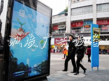 滾動(dòng)式廣告燈宣傳欄廠家箱亮相商業(yè)區(qū)