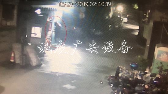 兩名男子撬開多個垃圾箱宣傳欄房竊走可回收垃圾 已被抓獲