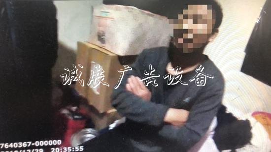 兩名男子撬開多個垃圾箱宣傳欄房竊走可回收垃圾 已被抓獲