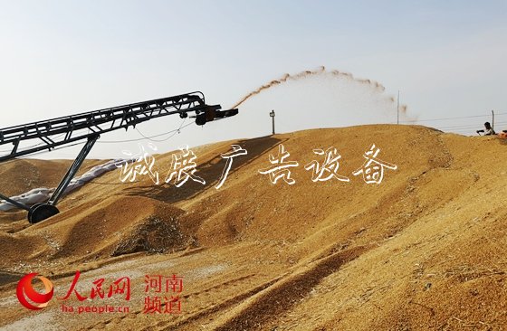 讓"中國碗"多盛"河南糧"　　8600萬畝小麥顆粒歸倉，今年又是一個豐收年！近年來，河南糧食連年豐收，總產(chǎn)量穩(wěn)定在1300億斤左右。全國1/10的糧食、超過1/4的小麥均產(chǎn)自這里，“糧倉”實至名歸?！驹敿殹?/></p><strong>讓