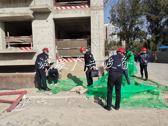 應對大風天氣南磨房執(zhí)分類垃圾亭法隊檢查施工工地和戶外廣告