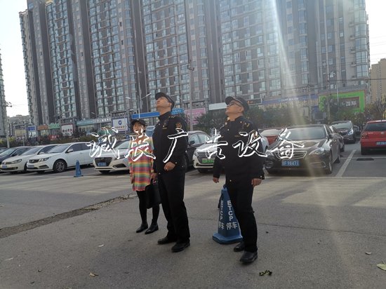 應對大風天氣南磨房執(zhí)分類垃圾亭法隊檢查施工工地和戶外廣告