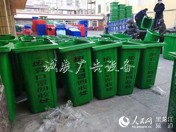 七臺(tái)河市首批1000個(gè)密閉滾動(dòng)燈箱式垃圾箱投用專收廢棄口罩