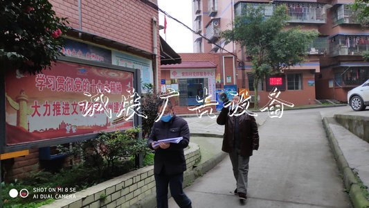 納溪區(qū)行政審批局：黨員燈箱進(jìn)社區(qū) 共筑防疫“安全墻”