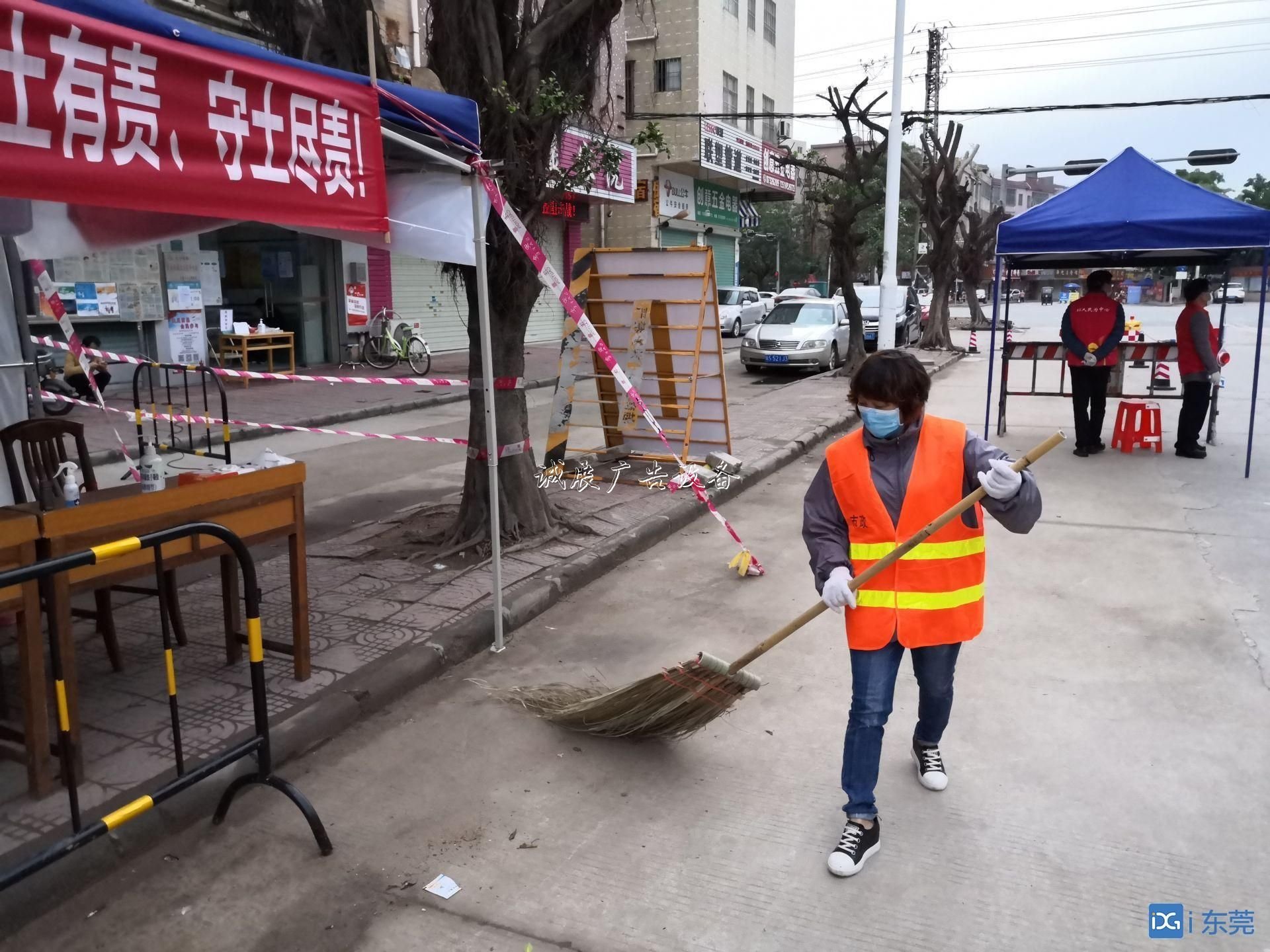 人人都恐懼的垃圾指路牌燈箱桶，他們卻天天接觸