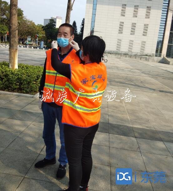 人人都恐懼的垃圾指路牌燈箱桶，他們卻天天接觸