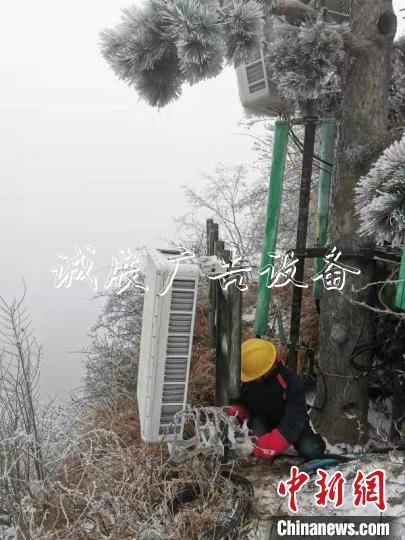 技術人員將數(shù)套每臺約100斤的AAU設備(5G天線)人工搬運至金頂 王政 攝