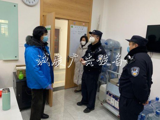 南苑鄉(xiāng)福海棠華苑社區(qū)：封閱報(bào)欄燈箱閉管理人心齊共盼春來(lái)“海棠”開(kāi)