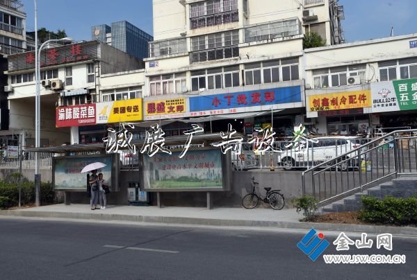 百盛家園西站公交站臺(tái)滾動(dòng)燈箱已向南側(cè)位移 并新設(shè)人行