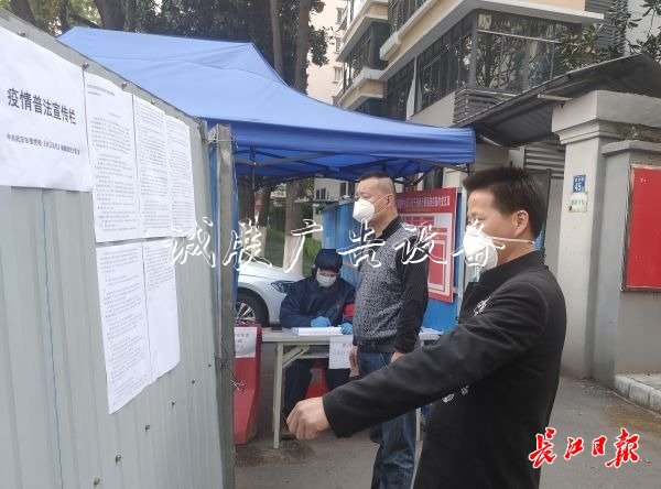 這個(gè)社區(qū)有面“戰(zhàn)疫宣黨建宣傳欄傳欄”，團(tuán)購信息、便民
