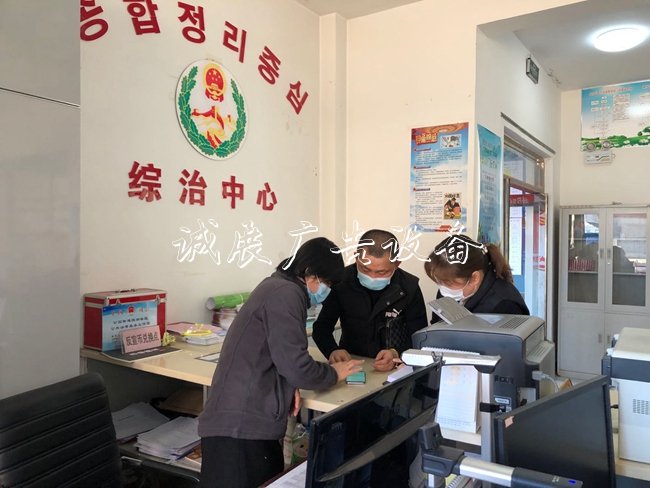 延吉市恒潤(rùn)社區(qū)開(kāi)滾動(dòng)式燈箱展大學(xué)生征兵宣傳工作