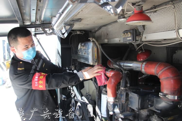 交運96后公交司機苦練“文化宣傳欄一步登”服務老年乘客是把好手