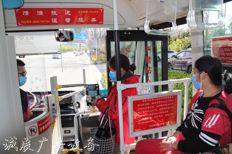 交運96后公交司機苦練“文化宣傳欄一步登”服務老年乘客是把好手
