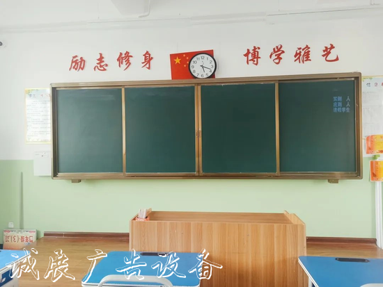 “凈”待復(fù)課學(xué)子歸 鄭州北燈箱大新世紀(jì)實驗學(xué)校校園衛(wèi)生大掃除