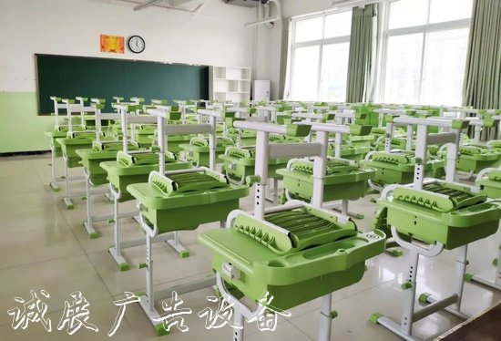 “凈”待復(fù)課學(xué)子歸 鄭州北燈箱大新世紀(jì)實驗學(xué)校校園衛(wèi)生大掃除