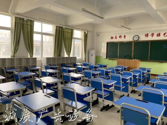 “凈”待復(fù)課學(xué)子歸 鄭州北燈箱大新世紀(jì)實驗學(xué)校校園衛(wèi)生大掃除