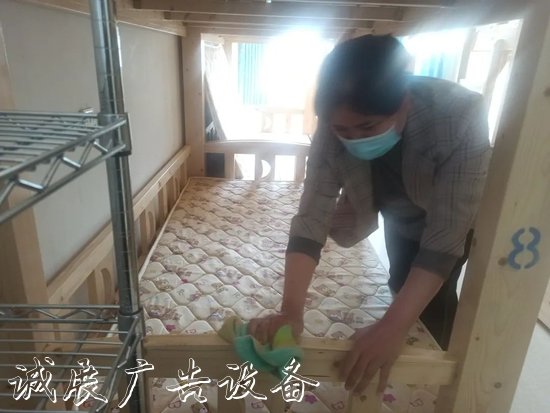 “凈”待復(fù)課學(xué)子歸 鄭州北燈箱大新世紀(jì)實驗學(xué)校校園衛(wèi)生大掃除