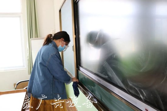 “凈”待復(fù)課學(xué)子歸 鄭州北燈箱大新世紀(jì)實驗學(xué)校校園衛(wèi)生大掃除