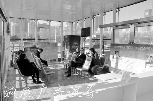 沈陽(yáng)建成多功能公交候廣告燈箱多少錢一個(gè)車亭 內(nèi)有WiFi、空調(diào)、飲料