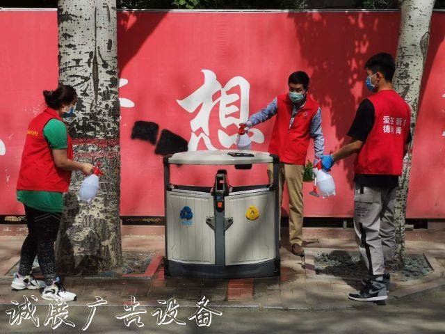 新華社區(qū)開(kāi)展愛(ài)國(guó)垃圾收集亭衛(wèi)生運(yùn)動(dòng)黨員干部先行