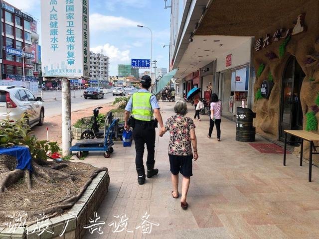 暖心，惠州惠陽交垃圾收集亭警牽老人找公交站