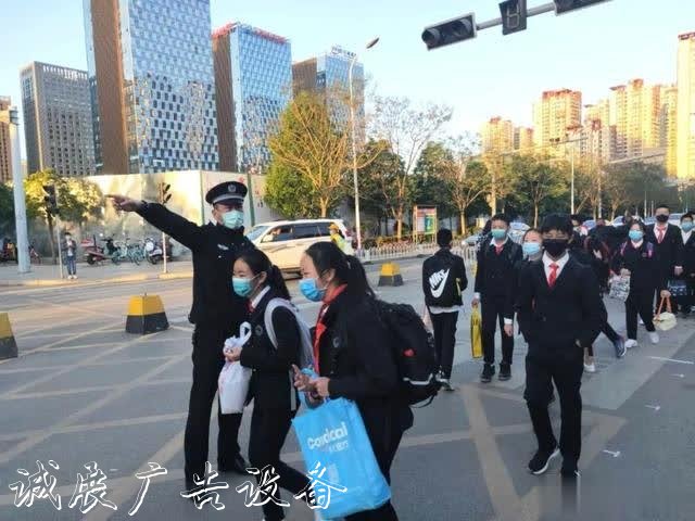 【治庸·鐵軍】“后浪路牌”返校，社區(qū)民警助學(xué)忙