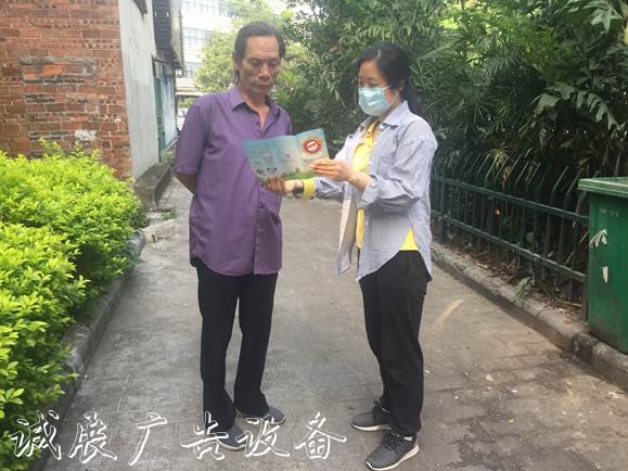 圖為社區(qū)工作人員和轄區(qū)居民共同閱讀禁毒宣傳冊