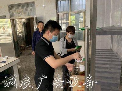 讓每一位學(xué)生都安全 湖南指路牌道縣嚴(yán)查共管護(hù)航學(xué)校食品安全