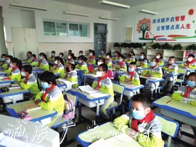 學(xué)生們單人單桌上課 學(xué)生們單人單桌上課