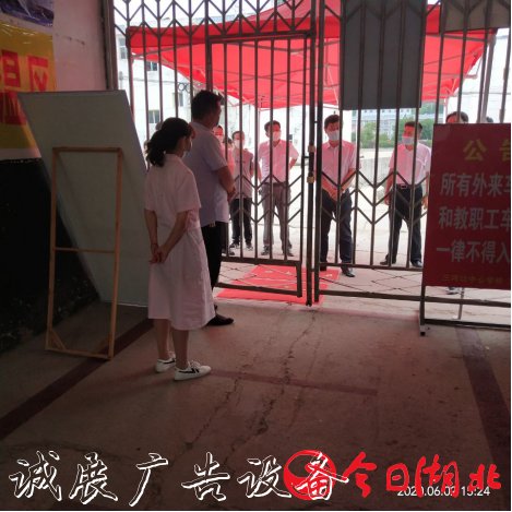 麻城市市長蔡緒安深入三河口滾動廣告燈箱中心學(xué)校檢查督導(dǎo)初三復(fù)學(xué)復(fù)課工作