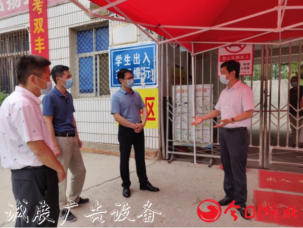 麻城市市長蔡緒安深入三河口滾動廣告燈箱中心學(xué)校檢查督導(dǎo)初三復(fù)學(xué)復(fù)課工作