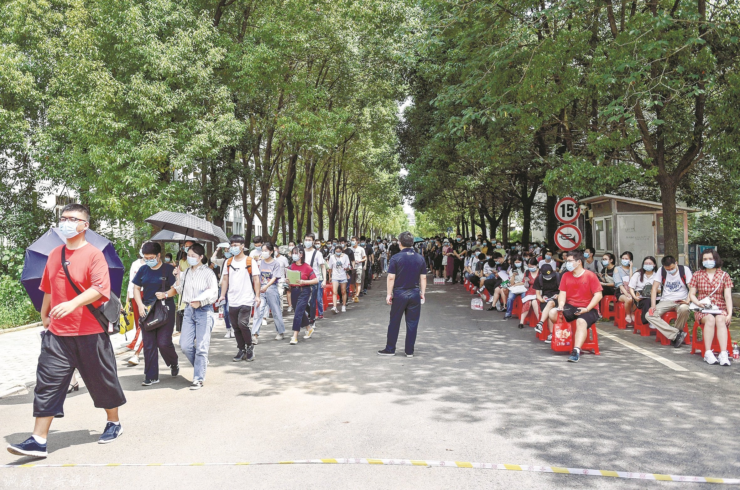 今夏武漢首場線下高校招戶外滾動燈箱聘會舉行 副市長站臺薦英才